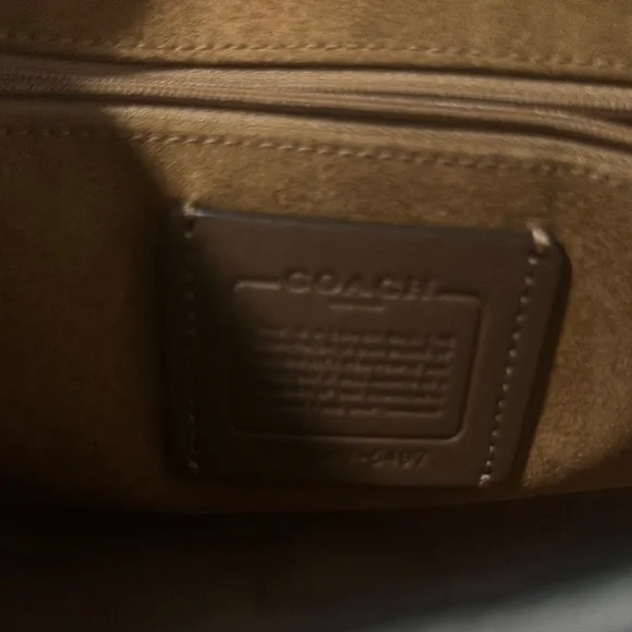 Elegant Cream Leather Shoulder Bag - Picture 2 of 5